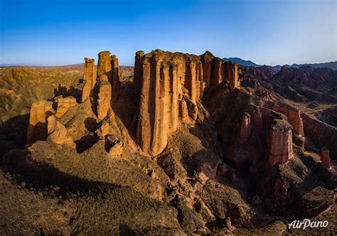  Binggou-Danxia Geopark: En färgstark ökenoas med surrealistiska formationer!