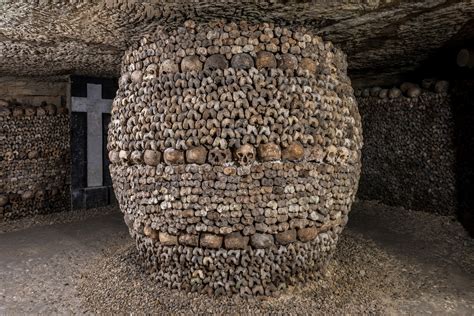 Vill du upptäcka den mystiska charm av Les Catacombes de Paris?