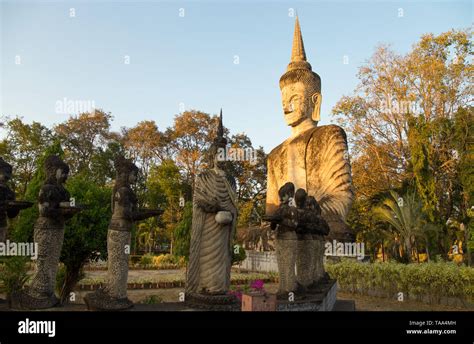 Nong Khai Sala Phra Keo - En Glittrande Pagod Med Mystisk Aura!