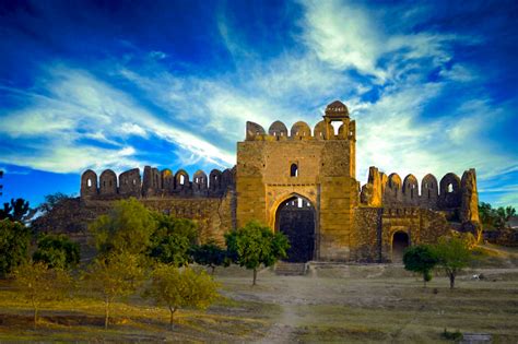 Rohtas Fort – En Gigant av Historia och Majestät i Pakistans berg!