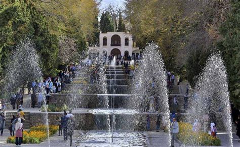  Shazdeh Garden – En oas av parfym och historia i Shiraz!