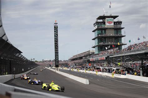 The Indianapolis Motor Speedway: Ett Mekaniskt Medeltidsdrama Fyllt med Adrenalin!