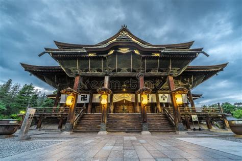  Zenkō-ji: En majestätisk trästruktur och en plats för spirituell återfödelse!